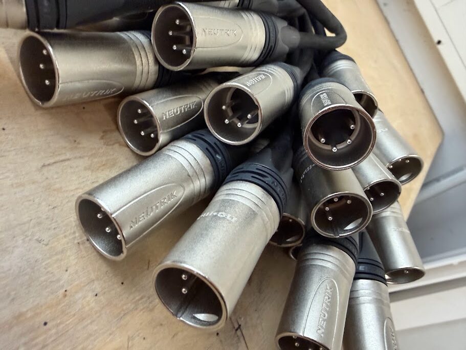 Verriegelbare XLR-Stecker an vorbereiteten Leitungen