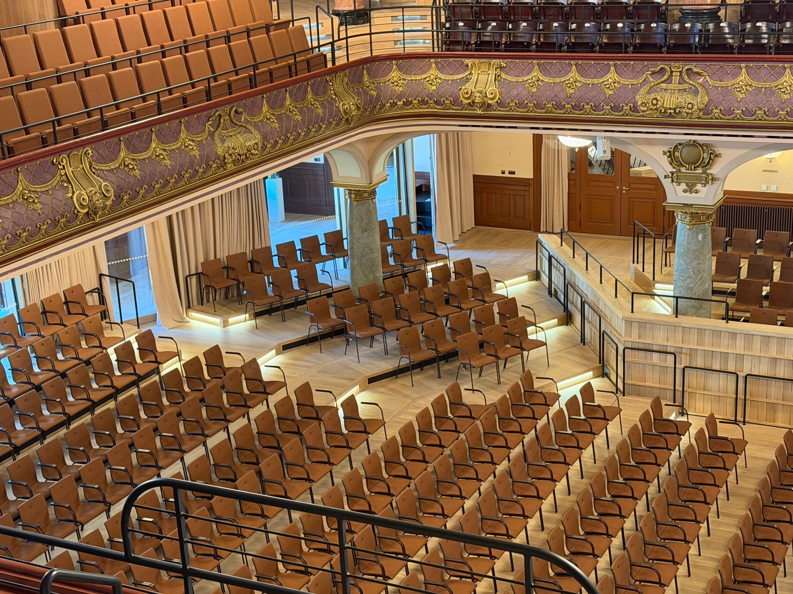 Stufenbeleuchtung in der sanierten Stadthalle Heidelberg