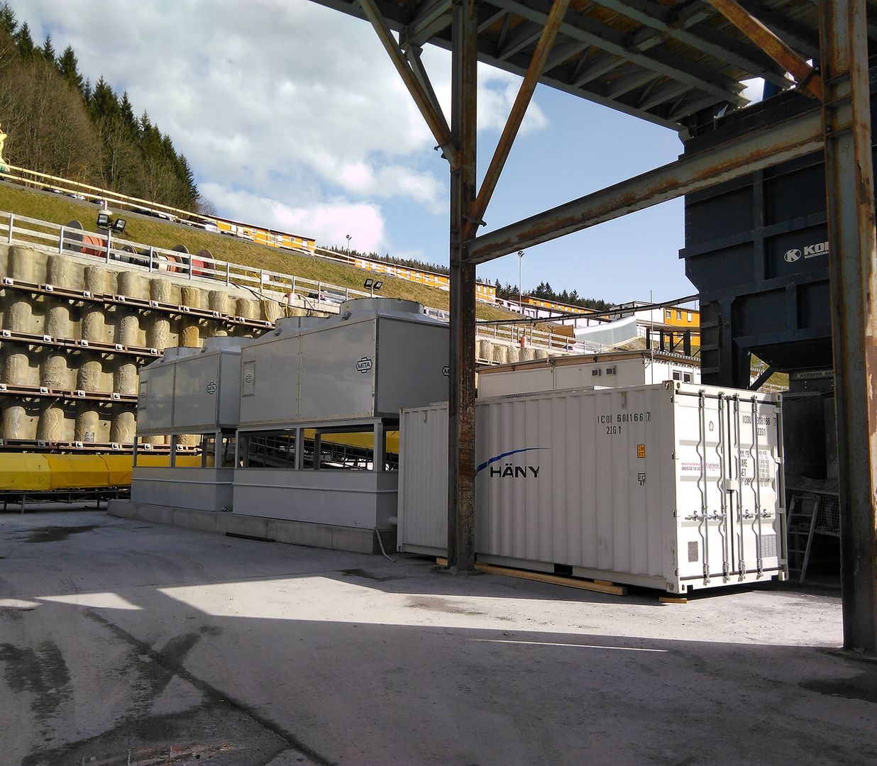 Lagerplatz mit Containern und Maschinen in der Industrieanlage