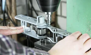 Taumelnietmaschine