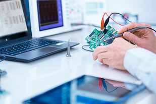 Elektronikbaugruppe in Funktionsprüfung