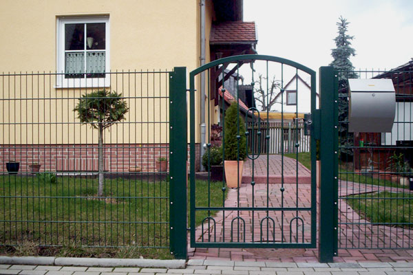 Rundbogentür mit Stabgitterzaun