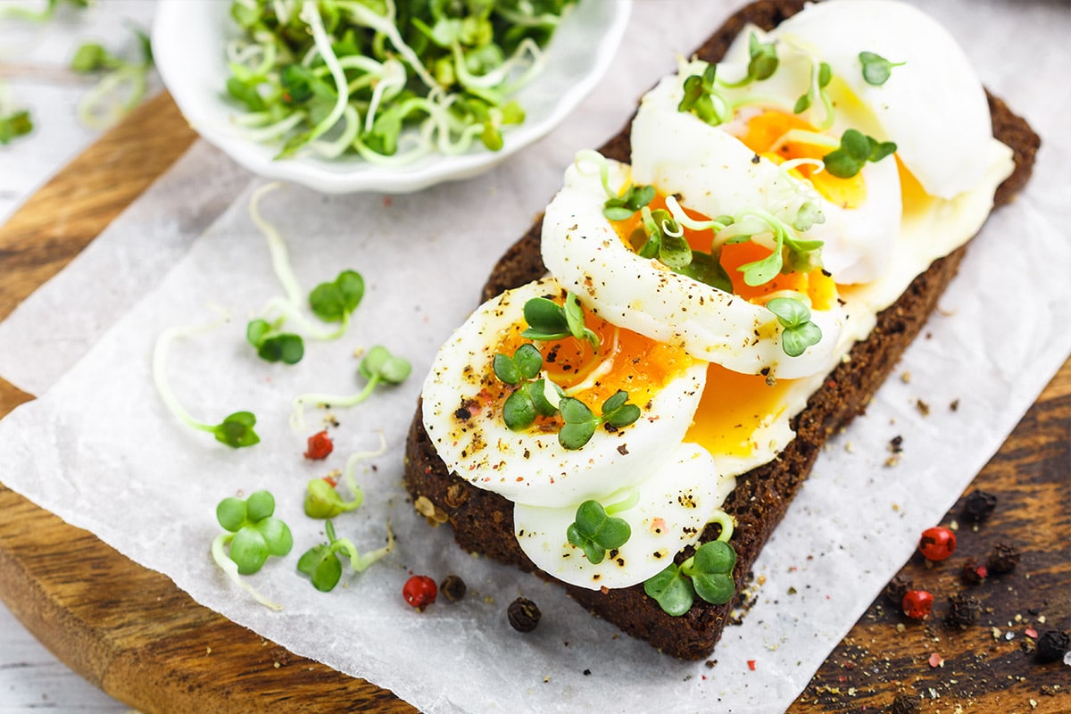 Serviervorschlag: Eibrot mit Kräutern