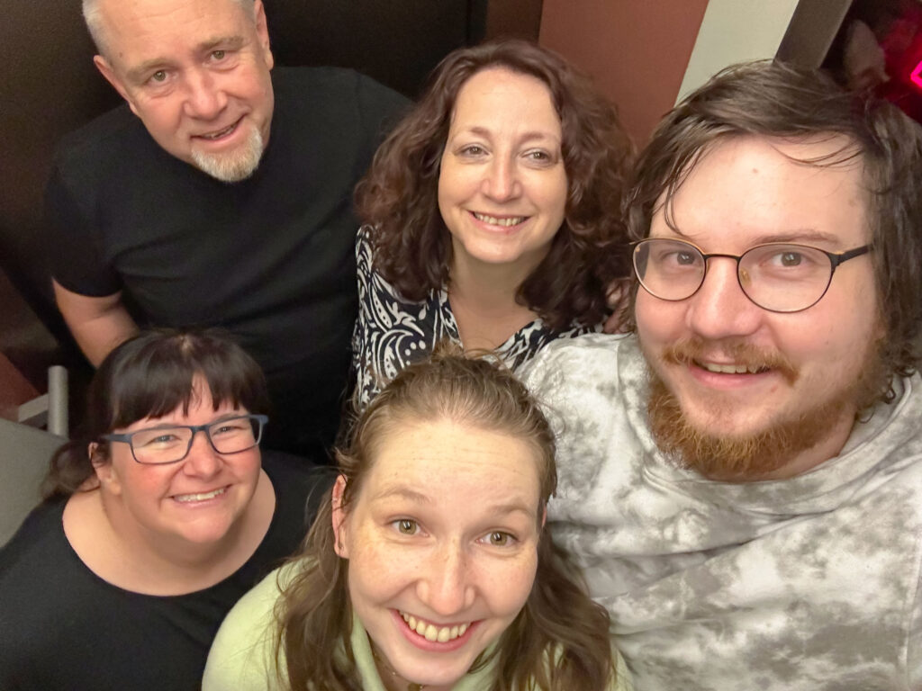 Team-Selfie im Aufzug