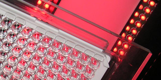 Transmissionsmesssystem für Kunststofffolien und Linsen