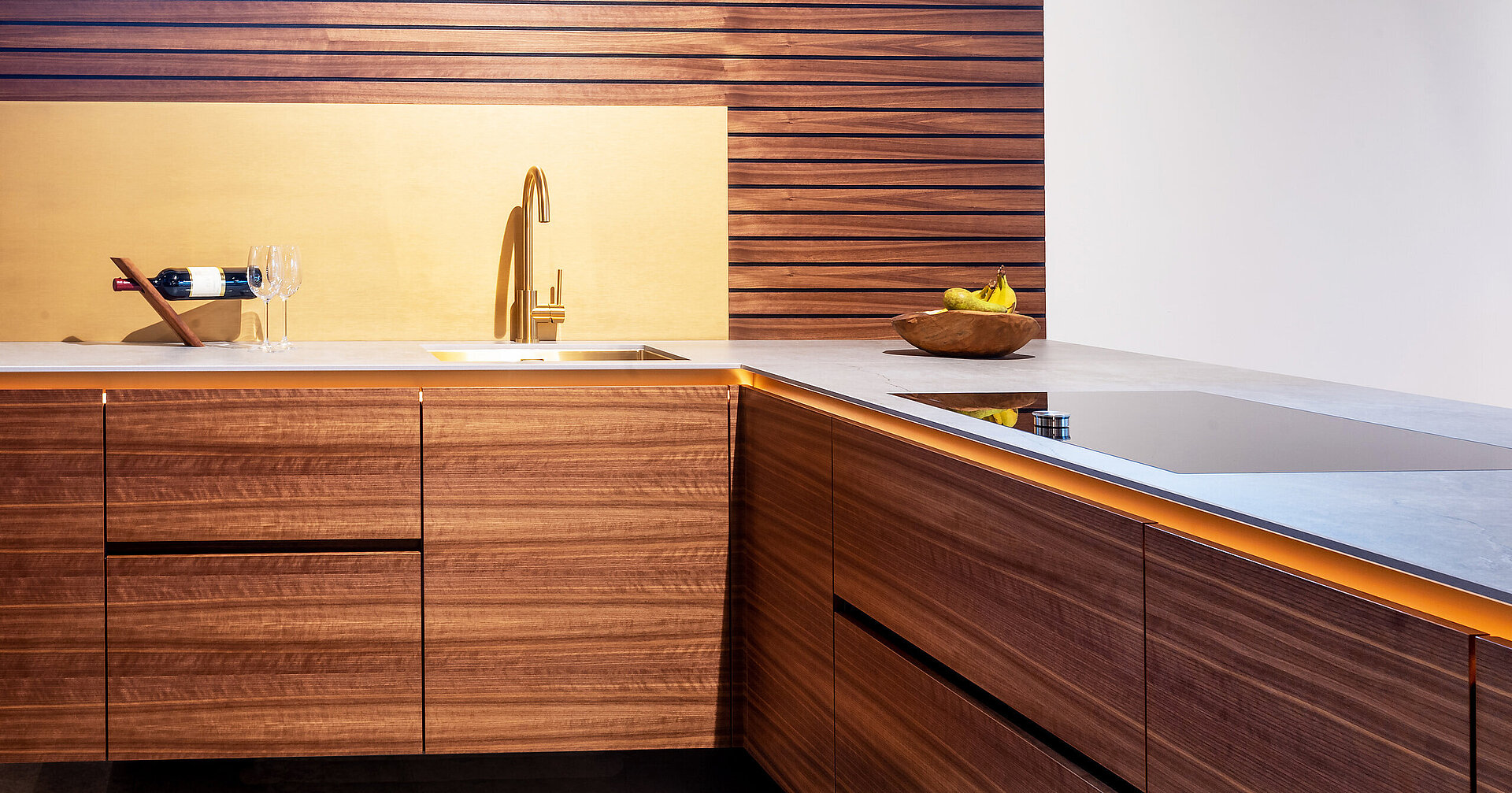 Küche in edlem Gold & Nussbaum