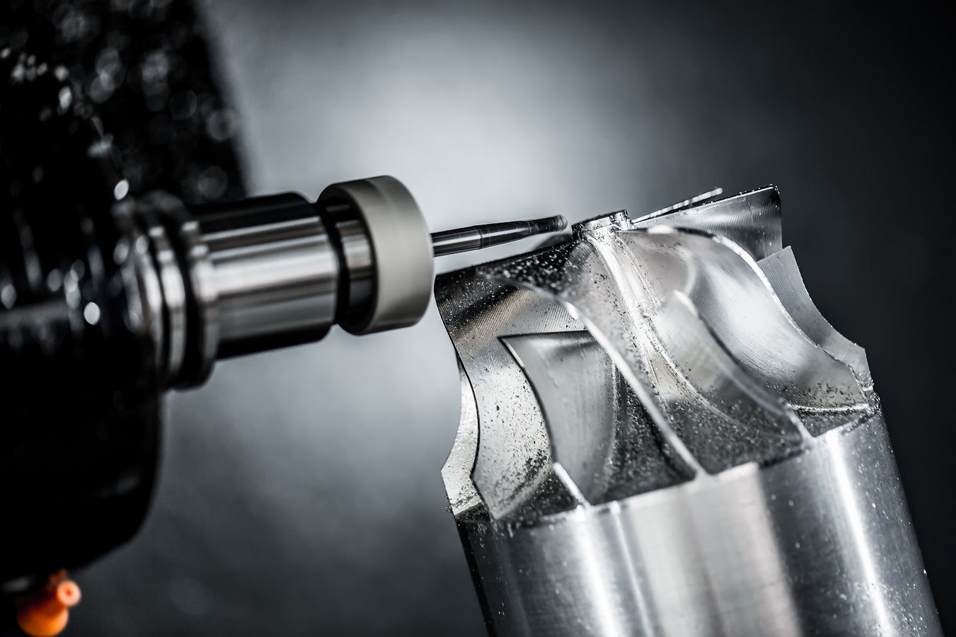 CNC-Fräse fräst einen Bohrkopf
