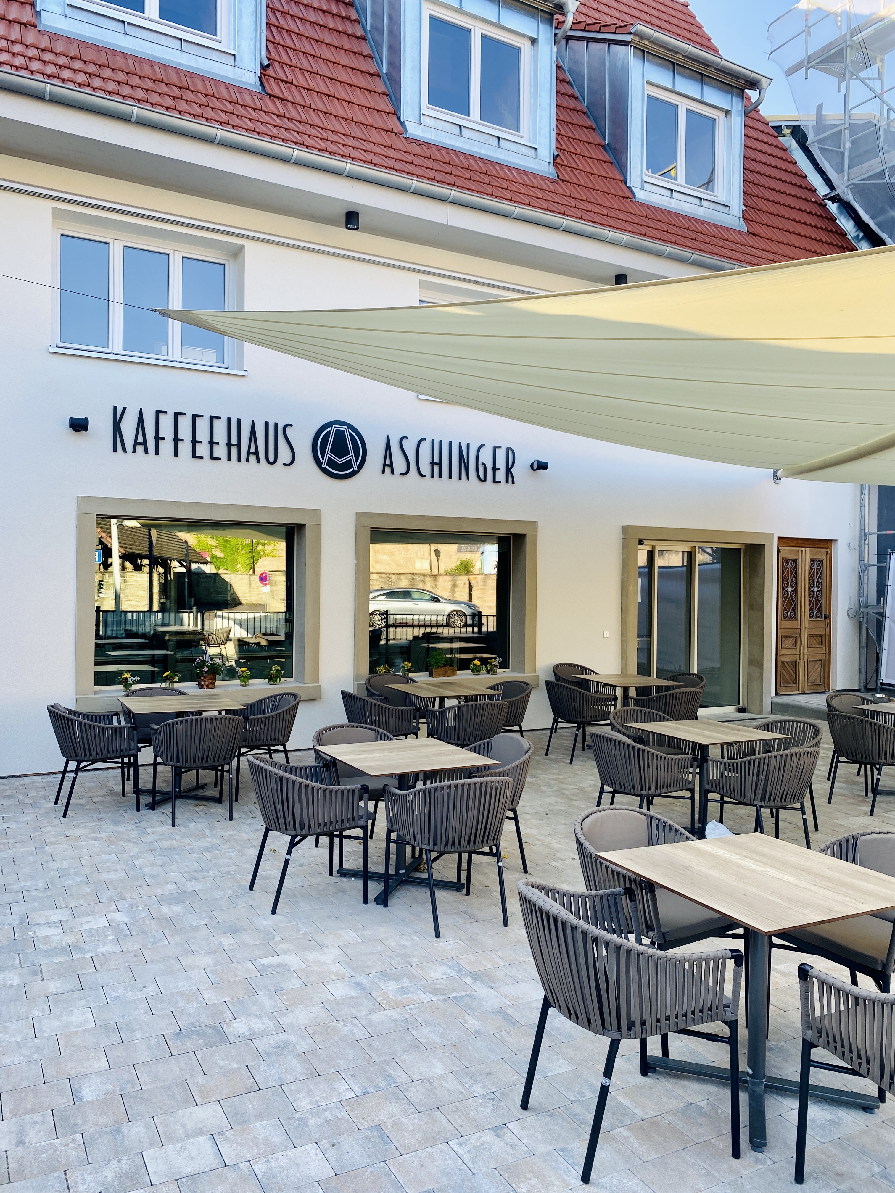 Außenbereich eines Cafés mit Möblierung