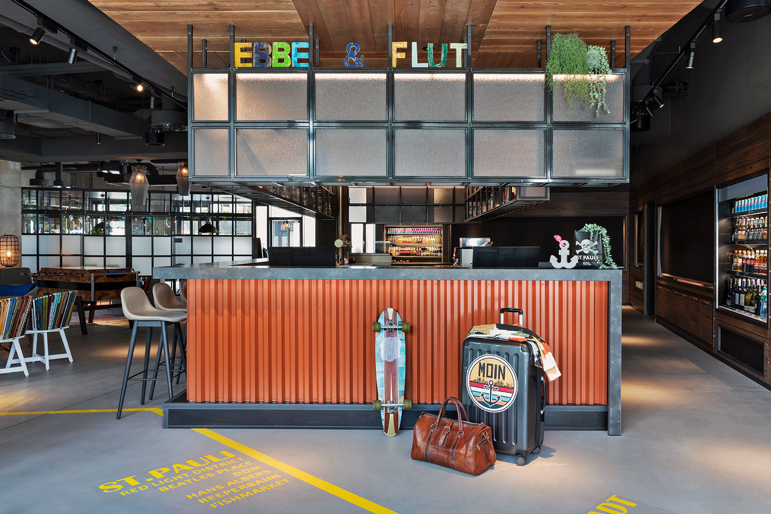 Bar-Einrichtung mit rustikalem Design