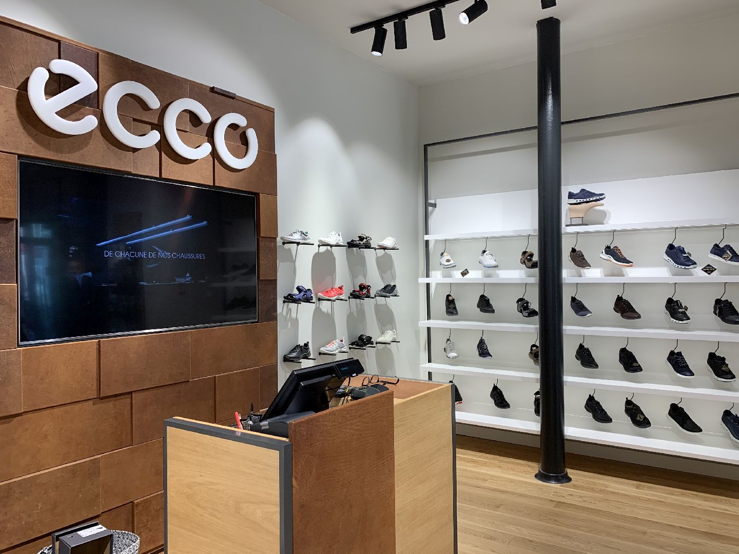 Theke und Regale im Schuhladen