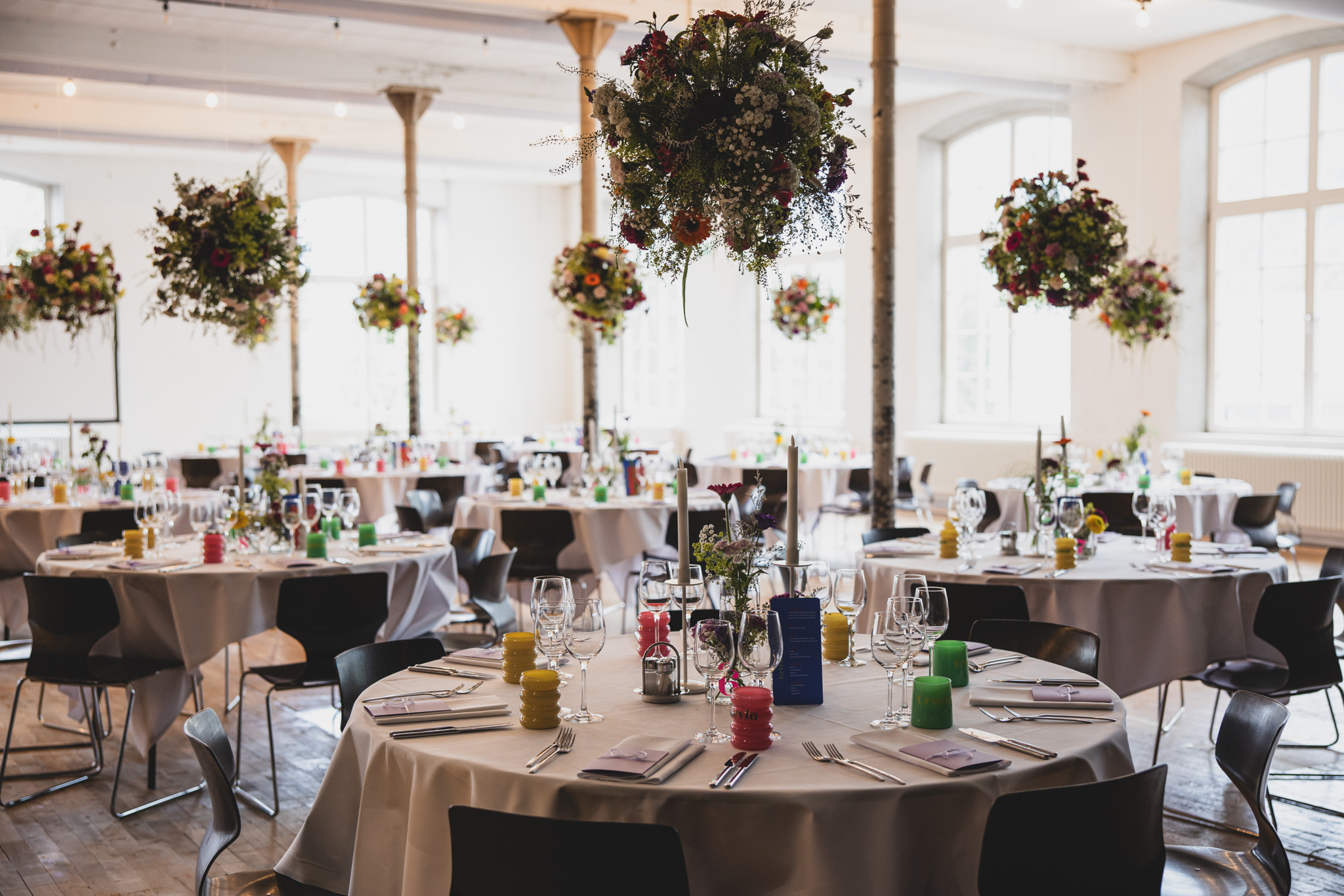 Hochzeit mit Blumenschmuck in der Fabrik