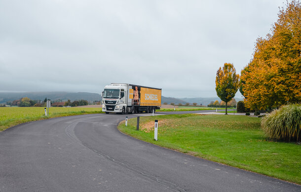 Schiedel-Lkw bei der Auslieferung
