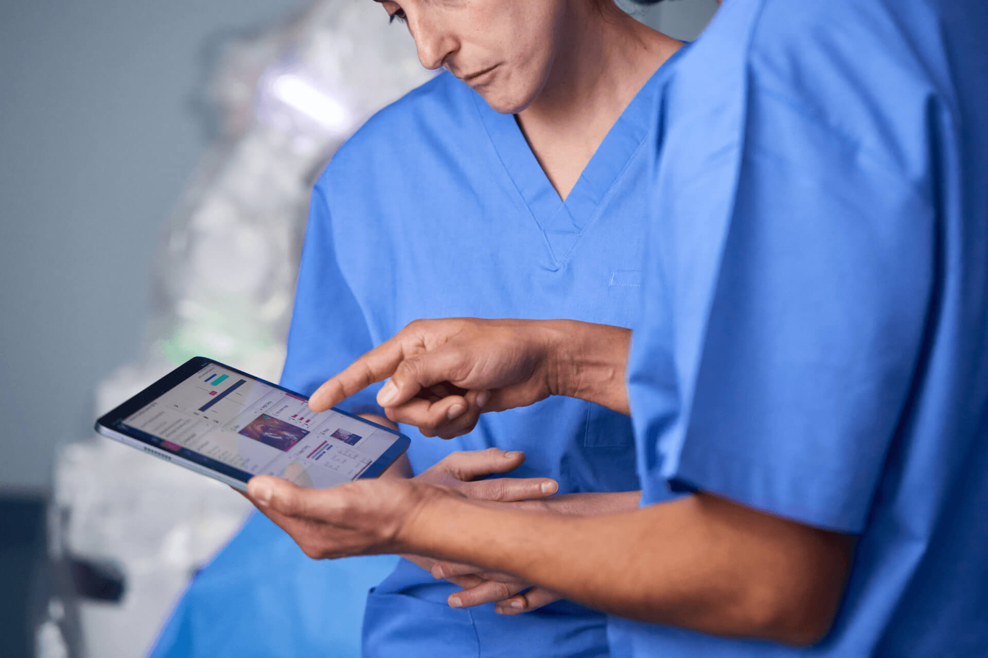 Chirurgisches Team mit klinischen Daten