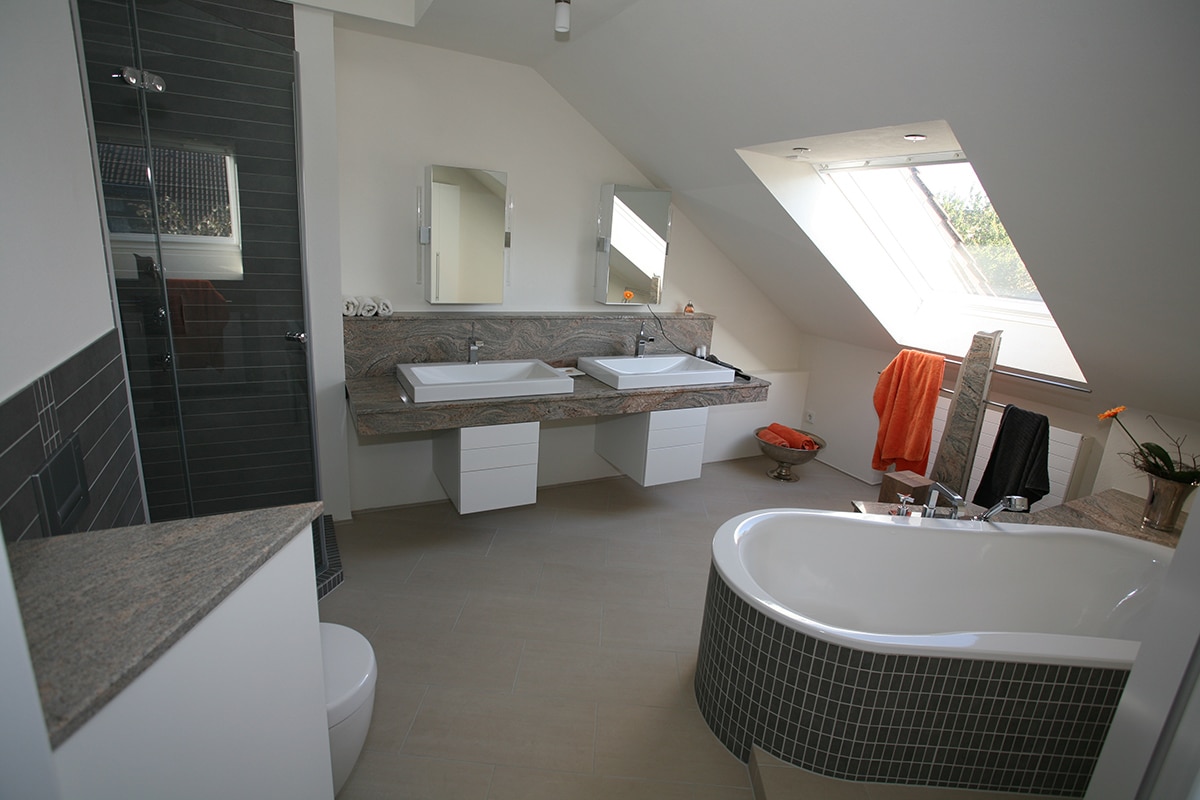 Badezimmer mit begehbarer Dusche und Badewanne