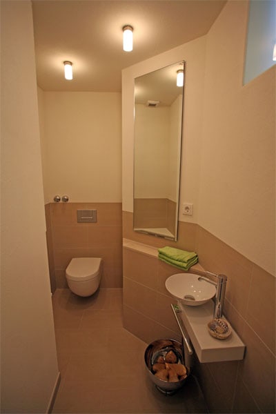 Modernes WC mit Steinfliesen