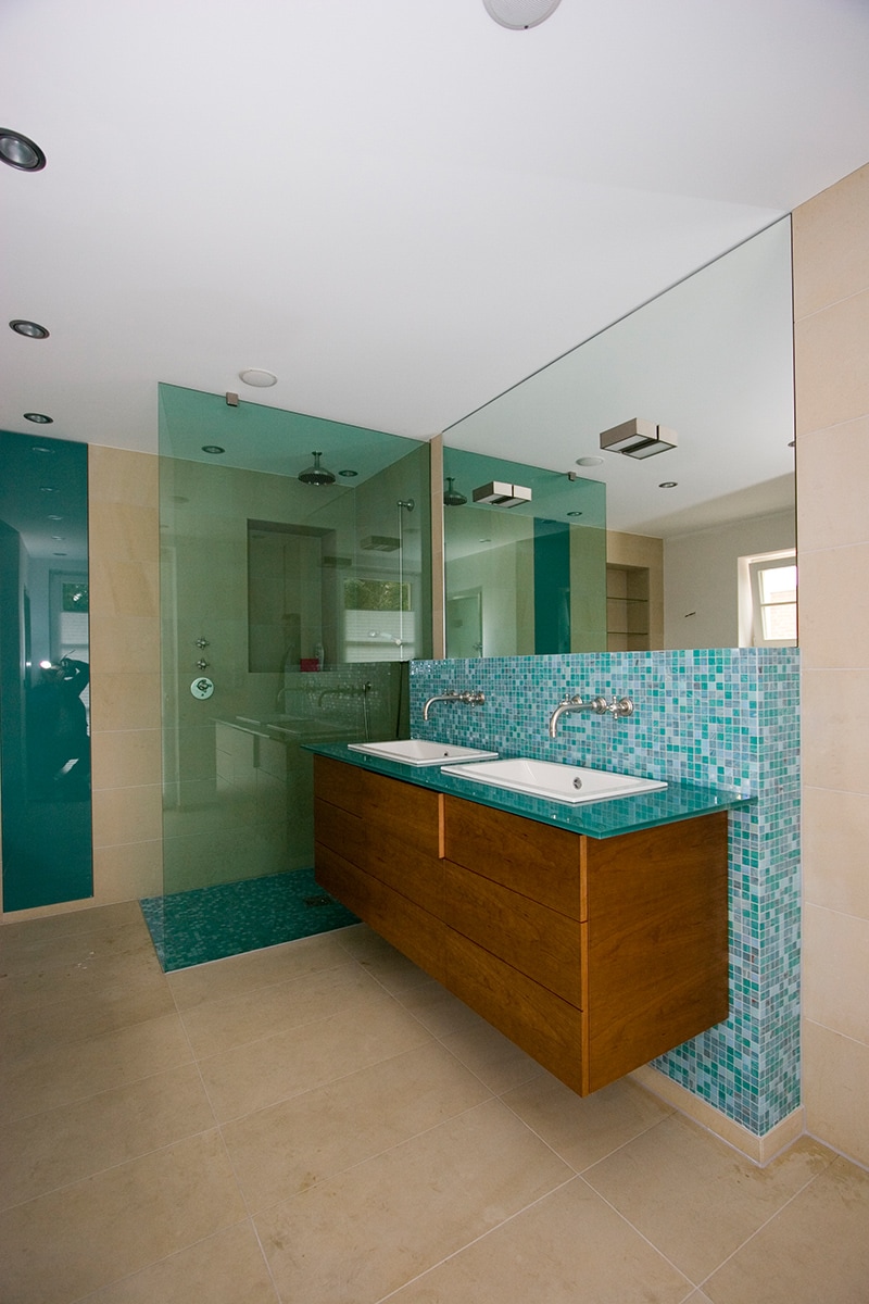 Badezimmer mit Glasdusche und Glasfliesen