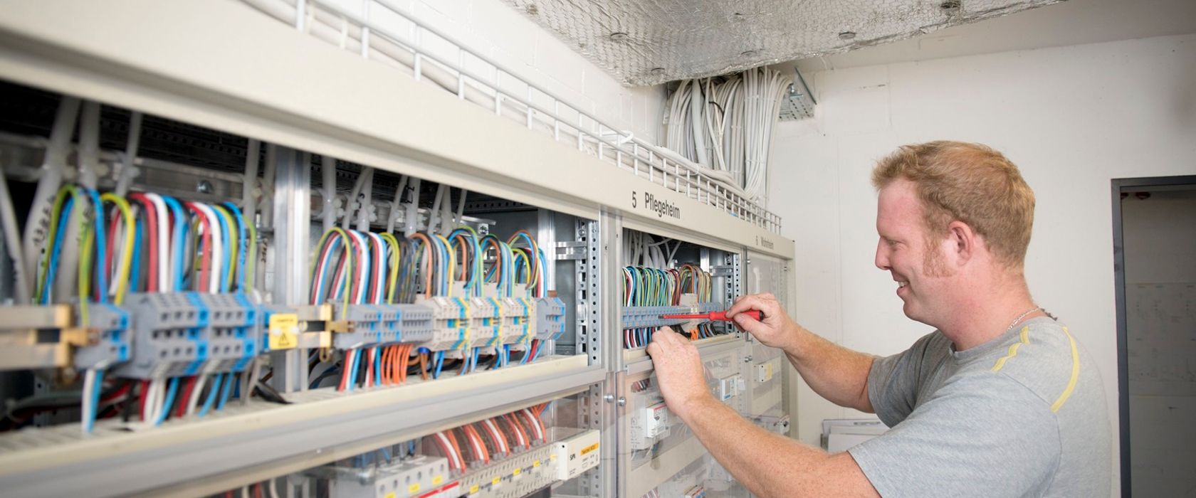 Elektriker bei Installationsarbeiten