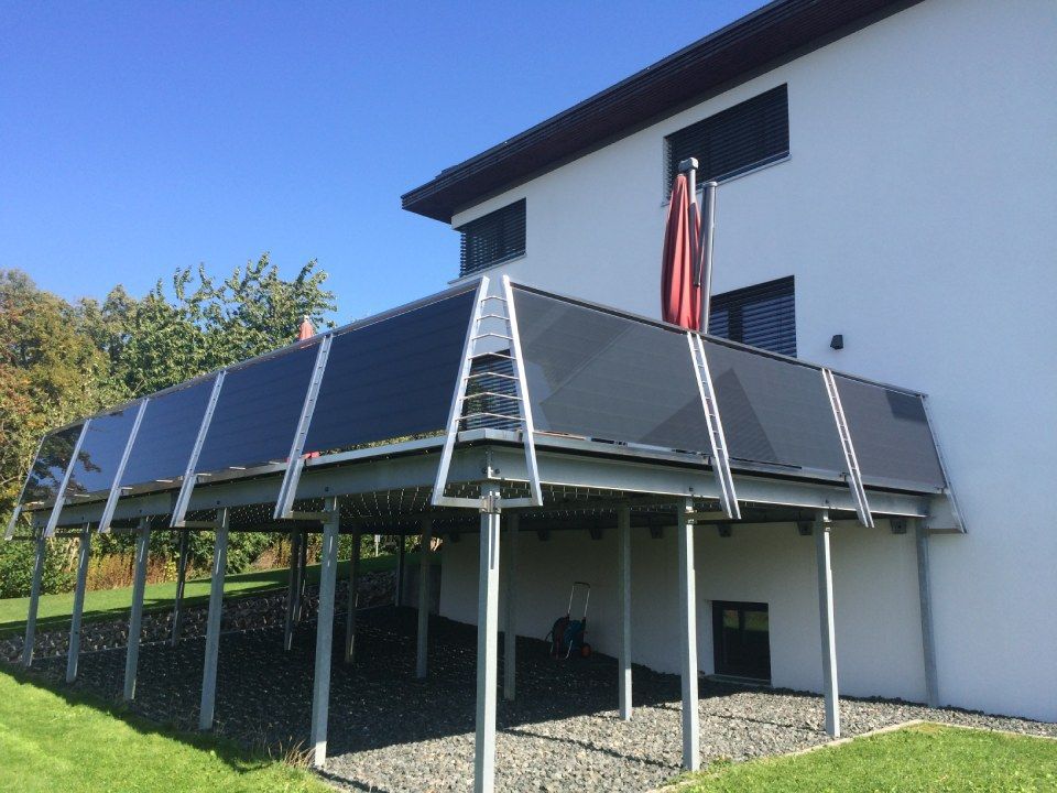 Gebäudeansicht mit Glasbau
