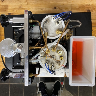Reparatur einer geöffneten Kaffeemaschine