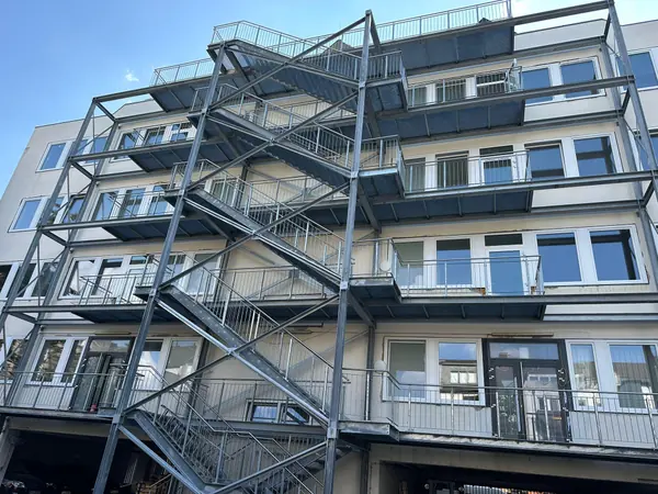 Außentreppenanlage mit Podesten und Geländern