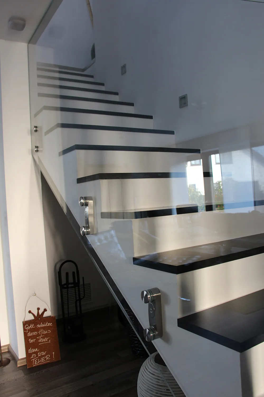 Holztreppe mit Glas-Handlauf
