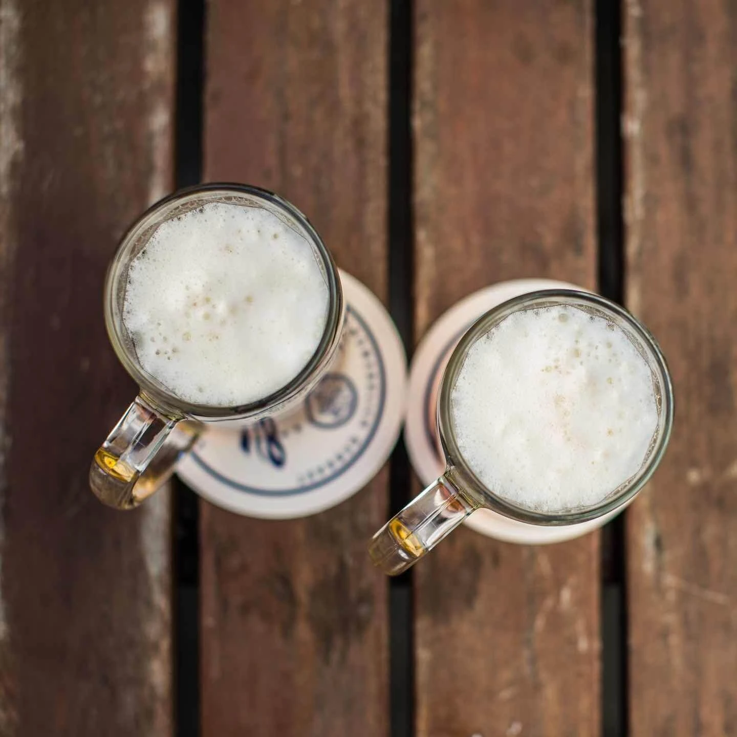 Bierkrüge auf Bierdeckeln