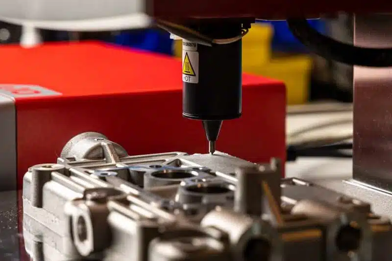 Industriemaschine mit Nadelprägetechnik