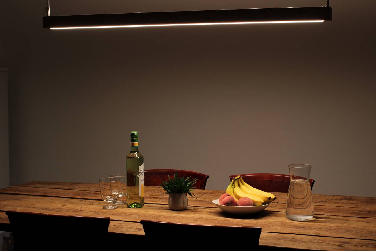 Esstisch-Pendelleuchte bei eingeschaltetem Licht