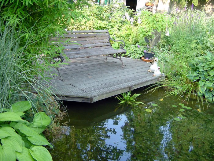 Gartenterrasse mit Teich