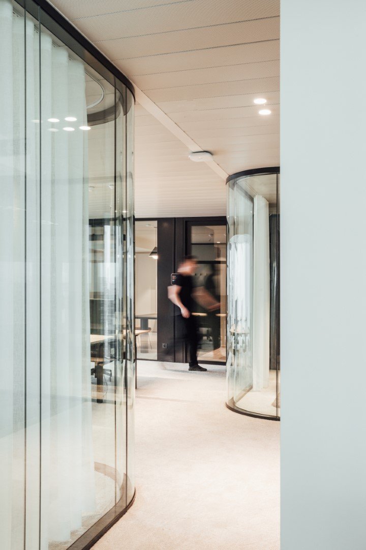 Offene Büroflächen mit Systemtrennwänden