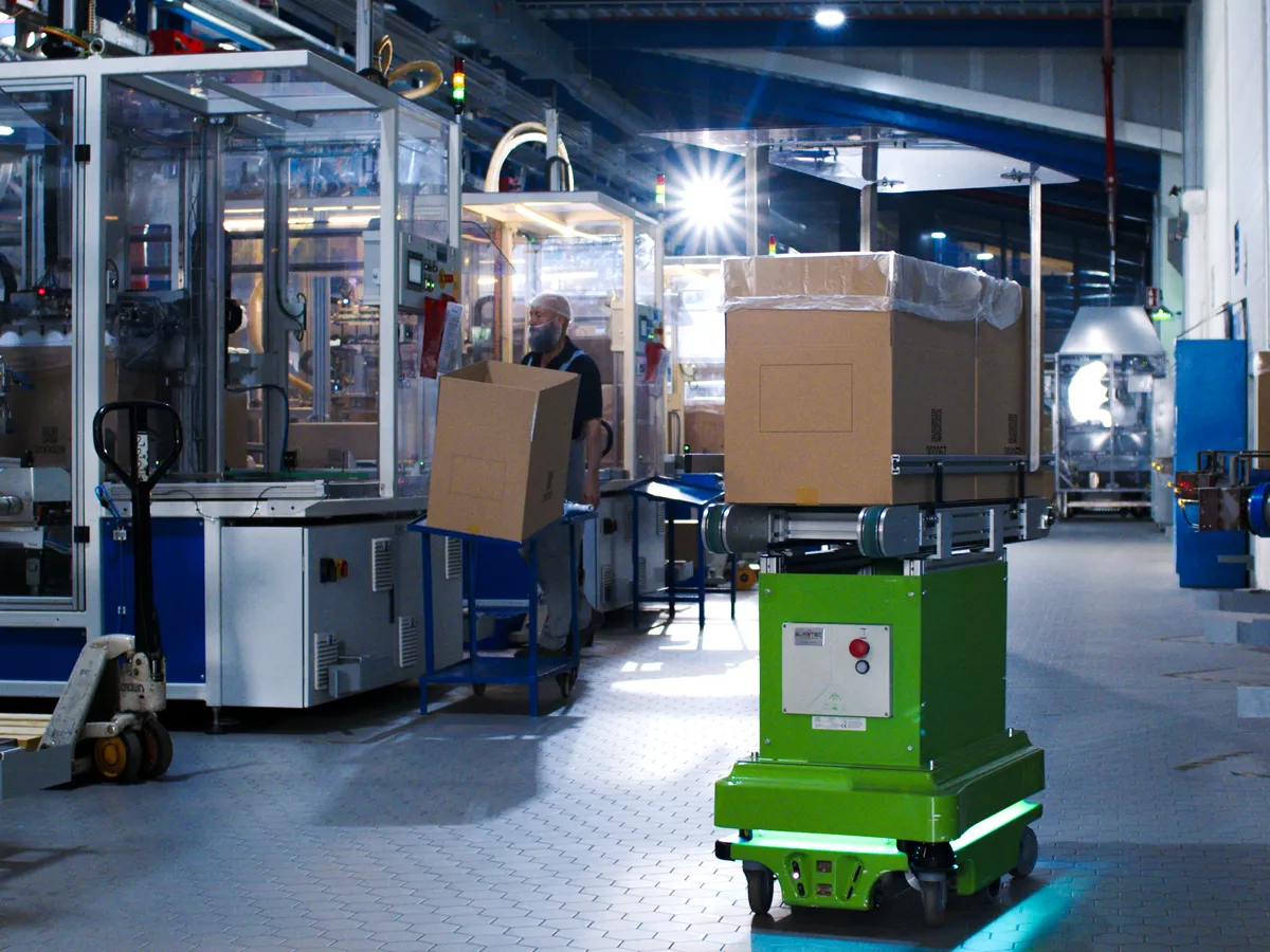 Produktionshalle mit Transportroboter