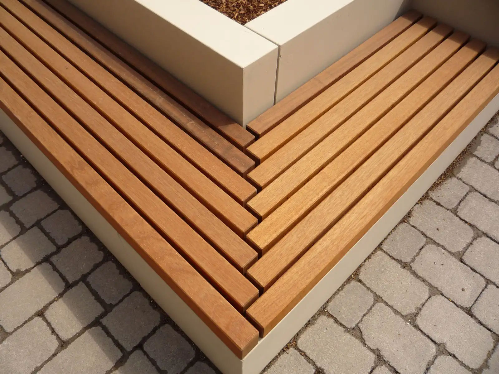 Sitzfläche Beton und Holz kombiniert