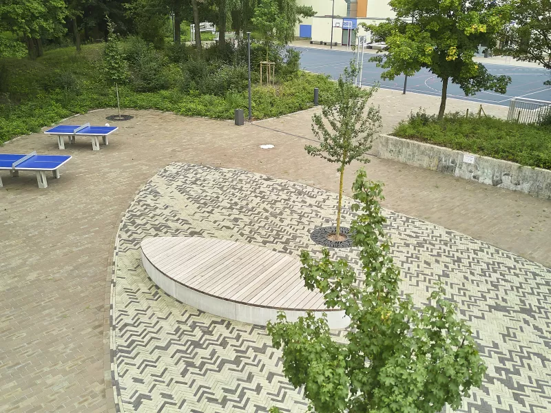 Elliptische Sitzblöcke mit Holzdeck