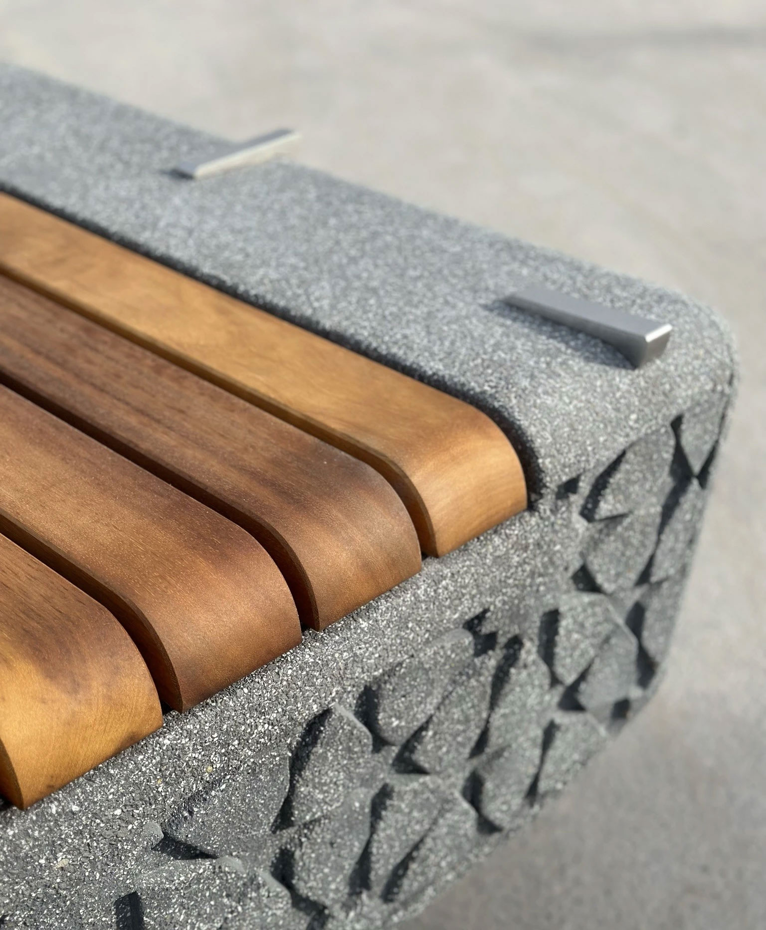 Beton-Sitzbank mit Holzauflage