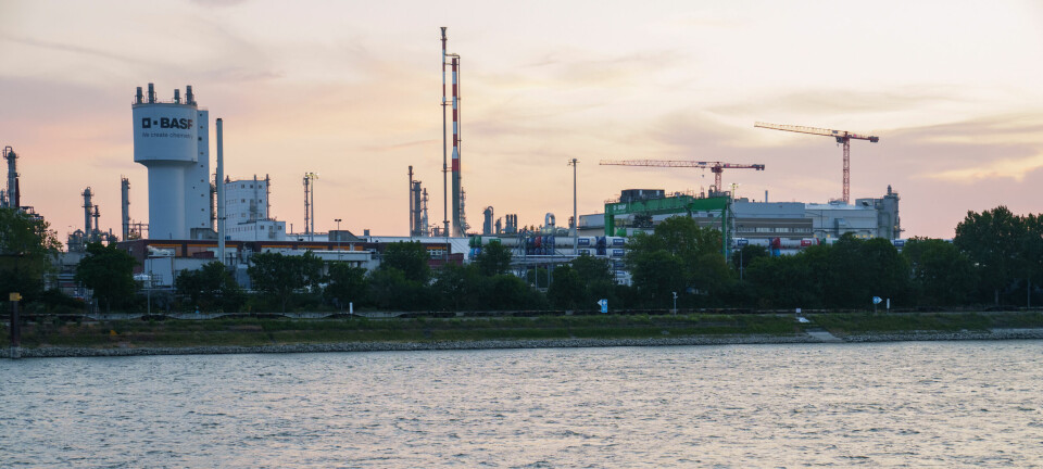 Industrieanlage mit Prillturm