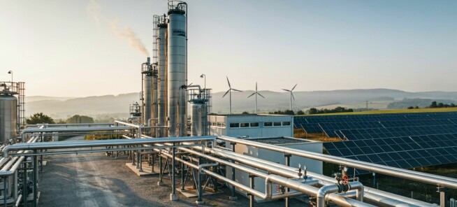 Industrieanlage mit Rohrleitungen und Turm