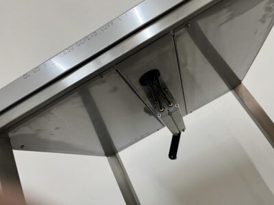 Höhenverstellbarer Edelstahltisch mit hydraulischer Verstellung