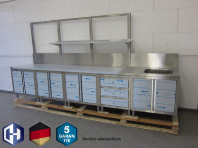 Edelstahl-Schrankanlage mit Flügeltüren und Schubladen