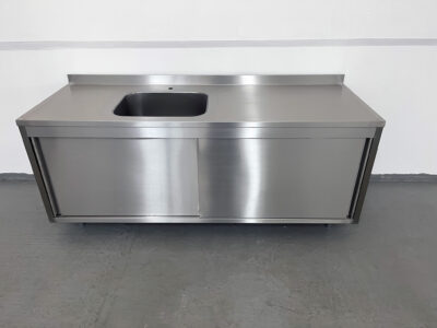 Edelstahl-Schrank mit Schiebetüren und Becken