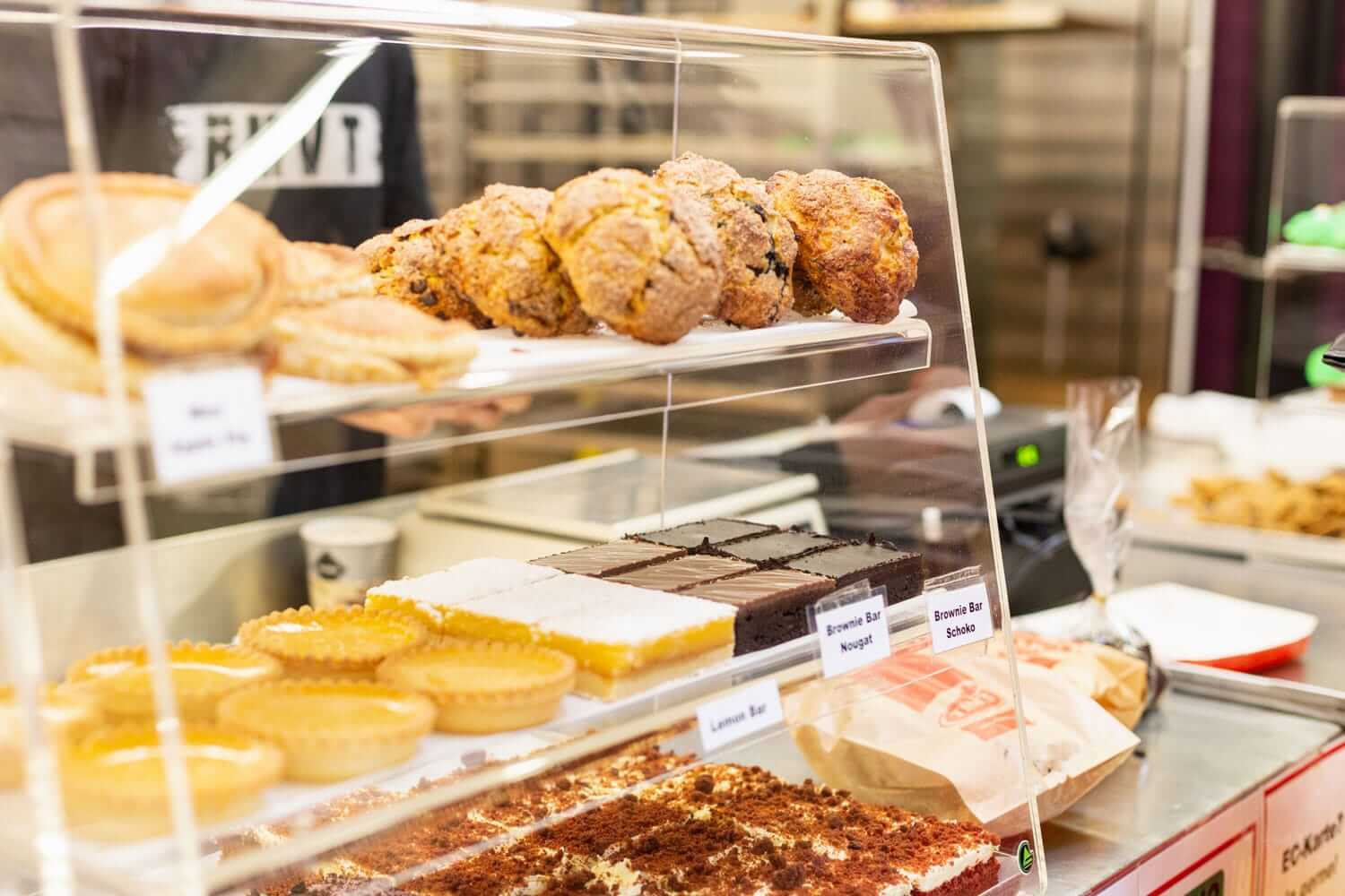 Frische Backwaren in der Theke im Werksverkauf