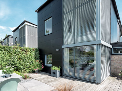 Wohnhaus mit Raffstoren