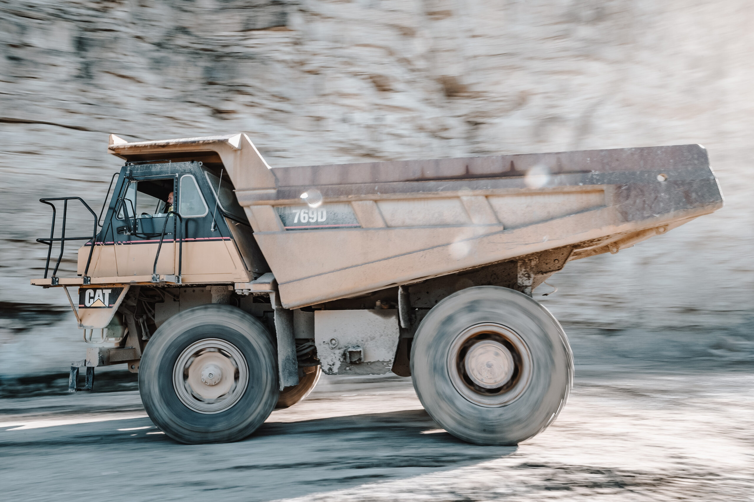 LKW-Transport des Schotterwerks