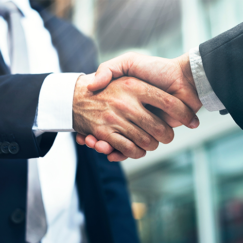 Handschlag zum Abschluss des Investorenprozesses 2025