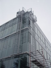 Fassadenreinigungsanlage mit hochziehbarem Podest