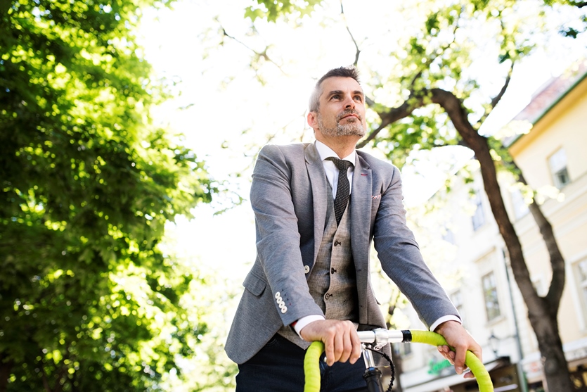 Businessmann auf dem Fahrrad