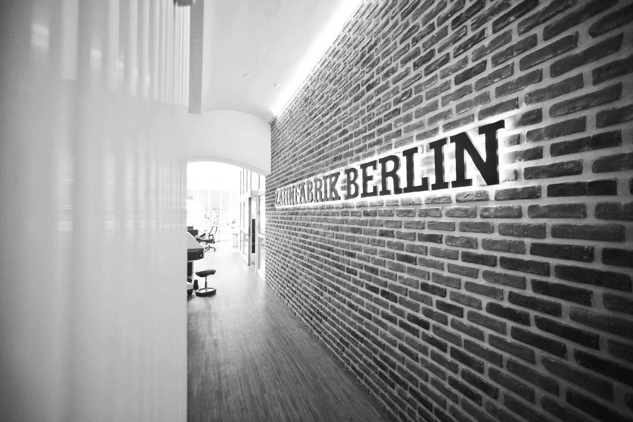 Zahnfabrik Schriftzug an der Ziegelwand