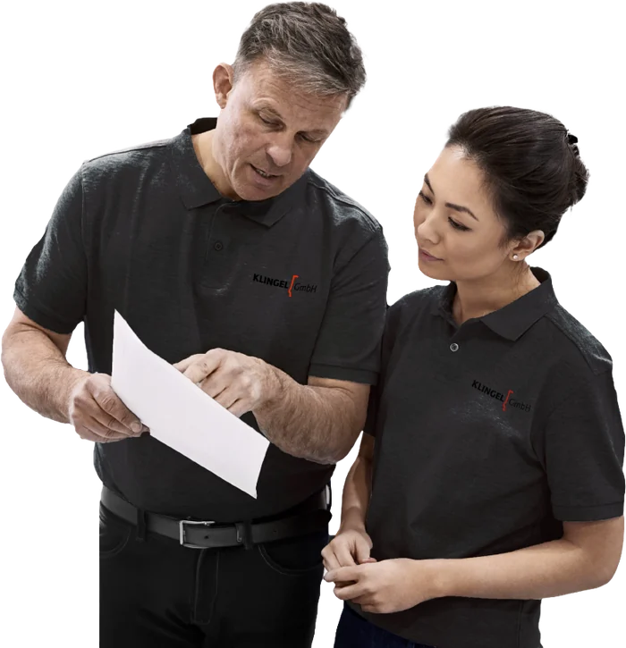 Mitarbeitende besprechen eine technische Zeichnung
