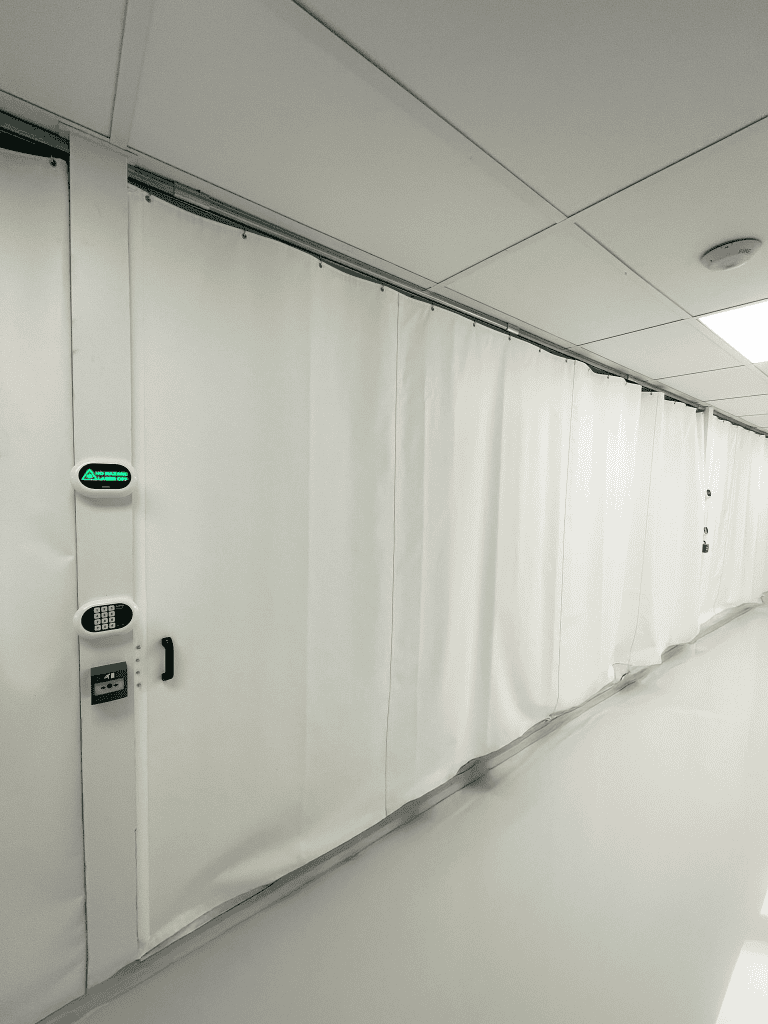 Orca Laser Blocking Curtain mit Interlocks