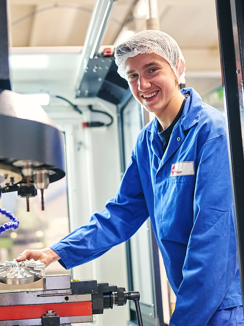 Mitarbeiter an einer Produktionsmaschine