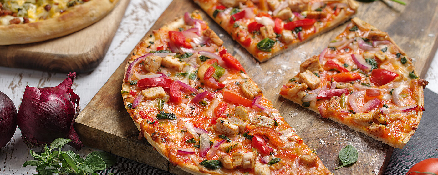Pizzavarianten auf Holzbrett